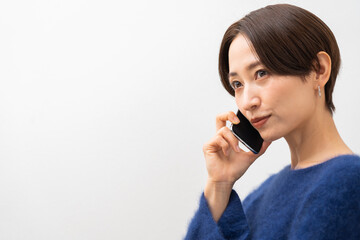 電話をかける30代きれいな日本人女性