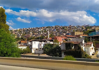 Obraz premium Chaotic housing construction on Kadifekale hill in Izmir, Turkey.