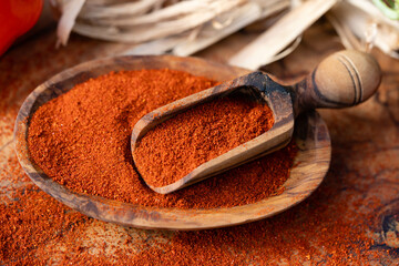 geräuchertes Paprika Pulver auf Olivenholz