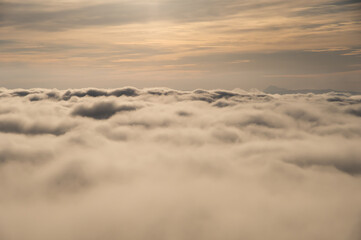 水平に見渡す雲