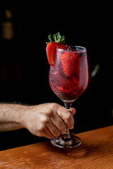 gin tonic frutos rojos, Cóctel con hielo, fresas y romero y zarzamora, arandano 