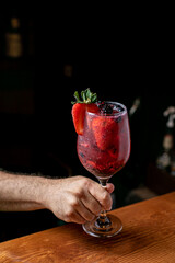 gin tonic frutos rojos, Cóctel con hielo, fresas y romero y zarzamora, arandano 