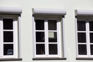 Neue Sprossenfenster mit Vorbaurollladen an einem renovierten Altbau