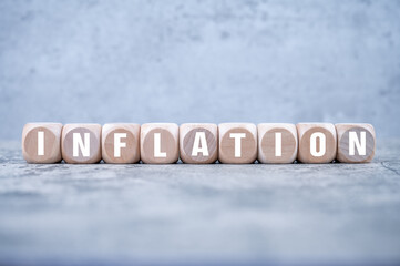 Das Wort INFLATION auf kleinen Würfeln