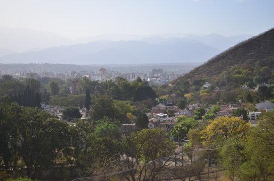 Ciudad de Salta provincia de Argentina, vista desde el cerro San Bernardo en el mirador Portezuelo. Edificios casas y parques de la ciudad.