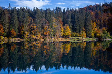 Fototapeta na wymiar Laghi di Fusine (Fusine lakes) in Italy - autumn landscape