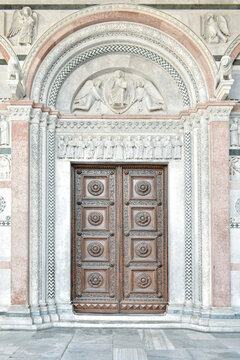 door St Martin Cathedral in Lukka, wejście do katedry, Lukka, Włochy
