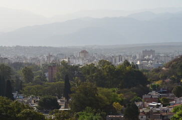 Obraz premium Ciudad de Salta provincia de Argentina con cerros y montañas de fondo. Ciudad turística y colonial 