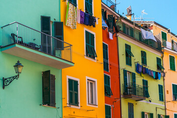 Bunte Hausfassaden mit Wäscheleinen, Cinque terre, Italien