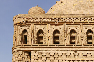 The construction and artistic details of the brickwork (see picture), are still enormously impressive, and display traditional features dating back to pre-Islamic culture.