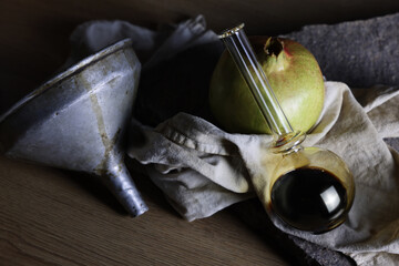 Still life con Aceto balsamico tradizionale tipico di Modena e frutto di melograno