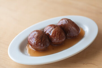 白いお皿に盛った栗の渋皮煮