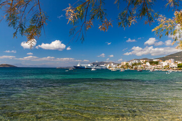 Krajobraz morski. Widok z niebieskim niebem i białymi chmurami na greckiej wyspie Evia. Piękne wybrzeże greckiej wyspy. Podróże i wakacje w Grecji.	 - obrazy, fototapety, plakaty