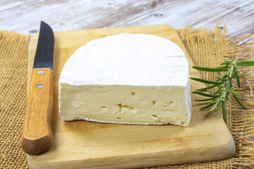 fromage à pâte molle coupé sur une planche à découper