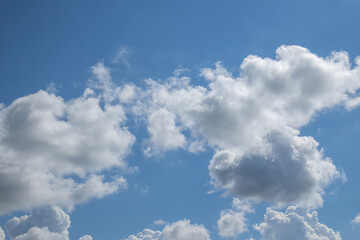 Naklejka na ściany i meble plusieurs nuages sous un ciel bleu en été
