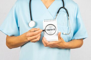 Ärztin mit einem Notizblock auf dem Vitamin B steht