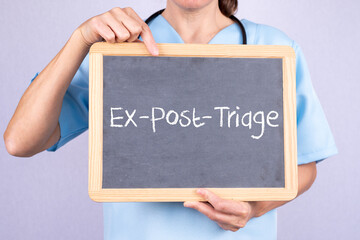 Ärztin zeigt auf eine Tafel auf der Ex-Post-Triage steht