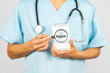 Ärztin oder Krankenschwester mit einer Lupe die das Schlagwort Radon zeigt