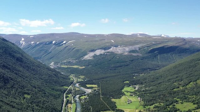 plateau et montagne au centre de la Norv&egrave;ge Hardangervidda