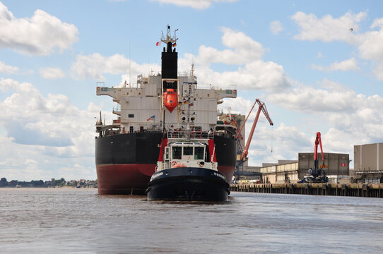 Die Eagle Arrow Panama mit Schlepper  VB Wilhelmshaven: Riesiges Containerschiff im Schlepptau beim Industriehafen Brake.