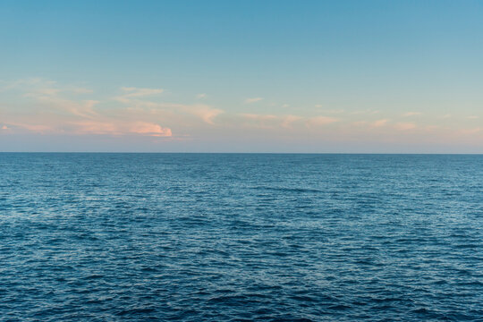 Offenes Meer bei klarem Himmel mit Blick zum Horizont