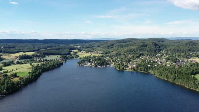 survol du lac Mj&oslash;sa dans le sud de la Norv&egrave;ge