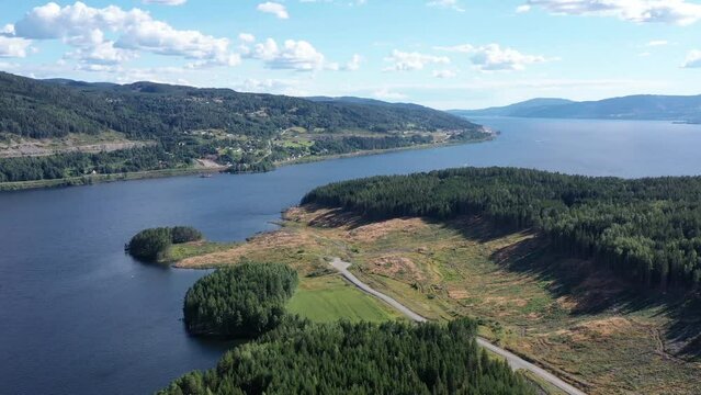 survol du lac Mj&oslash;sa dans le sud de la Norv&egrave;ge
