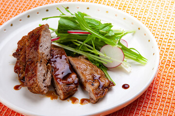 日本の家庭料理　豚肉の黒酢照り焼きに水菜のサラダを添えて　和食