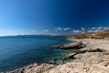 Krajobraz morski. Widok z niebieskim niebem i białymi chmurami na greckiej wyspie Evia. Podróże...