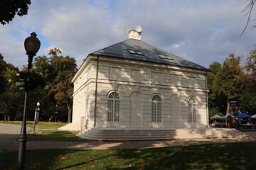 Pałac klasycystyczny z pocz. XIX w. w Młochowie z ogrodem angielskim