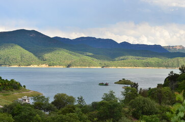 Fototapeta na wymiar Lago Cabra Corral, Salta, Argentina. Lago para nadar y pasear en vacaciones muy famoso en la provincia de Salta.