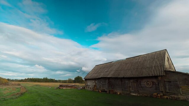4k Timelapse. Clouds Above Old Barn. Summer Colorful Dramatic Sky With Cumulus Clouds Above Old Village Building. Beautiful Rural Landscape. Concept Of Downshifting Lifestyle. Time Lapse, Time-lapse.