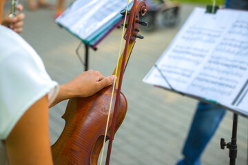 woman street musician playing violin classical music