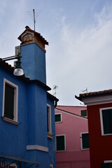 burano, detalle de vivienda contrastada con el cielo