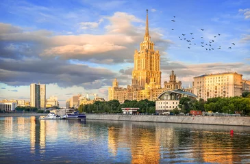 Poster Radisson Hotel (voormalig hotel in Oekraïne) en vogels, rivier de Moskva, Moskou © yulenochekk
