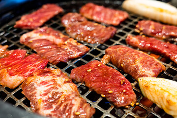 グリルの上で焼かれる牛肉