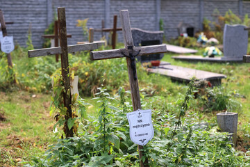 Opuszczony grób z krzyżem nieznanych zwłok. NN - obrazy, fototapety, plakaty