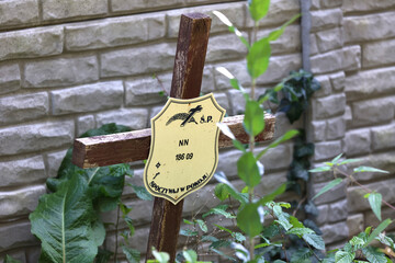 Opuszczony grób z krzyżem nieznanych zwłok. NN - obrazy, fototapety, plakaty