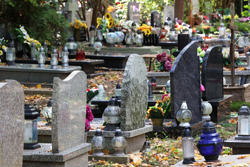 Cmentarz jesienią z alejką grobów bliskich.  - obrazy, fototapety, plakaty