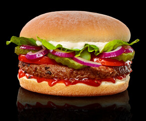 Burger mit roten Zwiebeln und Salat auf Schwarz
