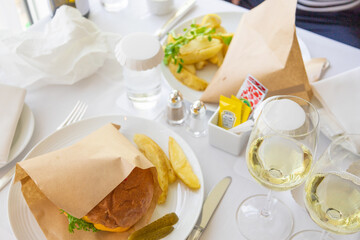 都会の老舗高級ホテルでハンバーガーとフィッシュ＆チップスのルームサービスとワイン（東京都千代田区）