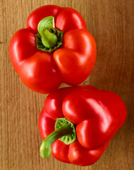 Paprikaschoten auf Holzfond