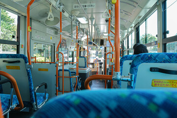 バスの車内の様子 - obrazy, fototapety, plakaty
