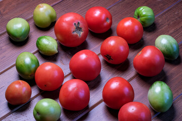 Obraz premium Red ripe and green tomatoes