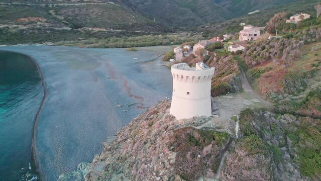 Cap Corse, la tour g&eacute;noise r&eacute;cemment r&eacute;nov&eacute;e de Albo au coucher du soleil