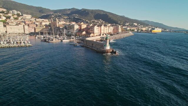 Bastia, le phare du m&ocirc;le g&eacute;nois &agrave; l'entr&eacute;e du vieux-port