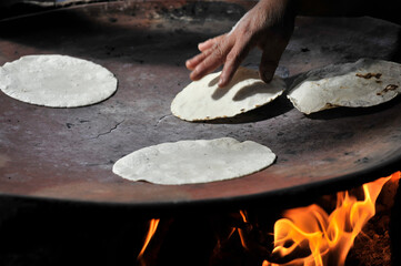 Frau bei der Tortilla-Zubereitung, Restaurant, Mezcal Gewinnung, Mitla, Oaxaca, Mexiko,...