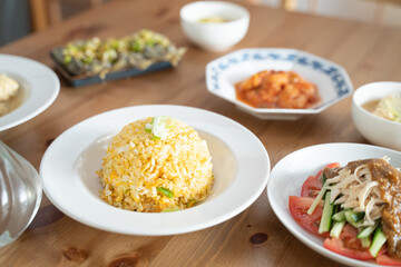 食卓　チャーハンの食べ物素材