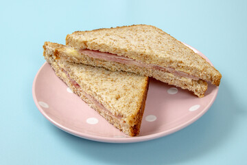 sandwich club au jambon dans une assiette	