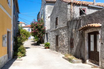 Fototapeta na wymiar Das kleine Dorf Osor am Kanal Kavada auf der Insel Cres in Kroatien